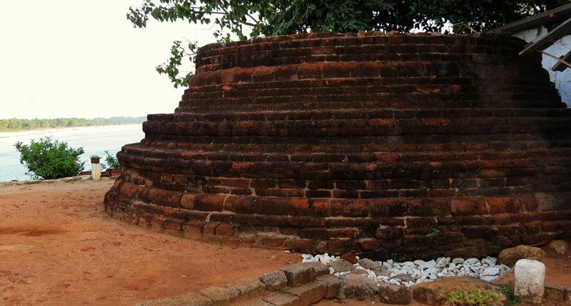 Stupa at the top of the rocky hill at Samudragiri Pichchamal Viharaya at Kuchchaveli