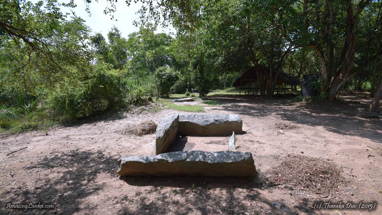 Yapahuwa Ancient Megalithic Burial Site (Gal Sohon Kanatta) - යාපහුව මෙගලිතික ආදි මානව සුසාන භූමිය (ගල් සොහොන් කනත්ත)